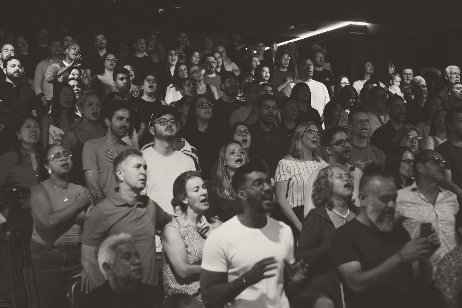 Plateia completa acompanha o culto