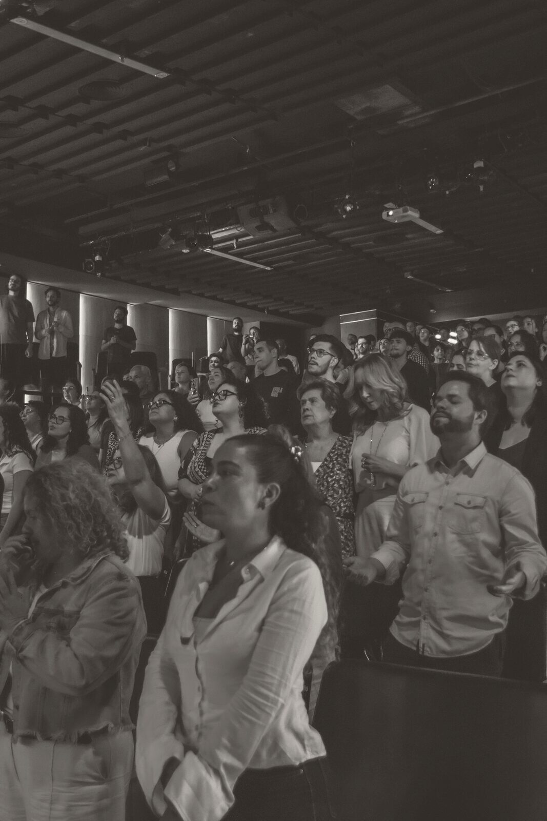 Congregação em pé durante o culto