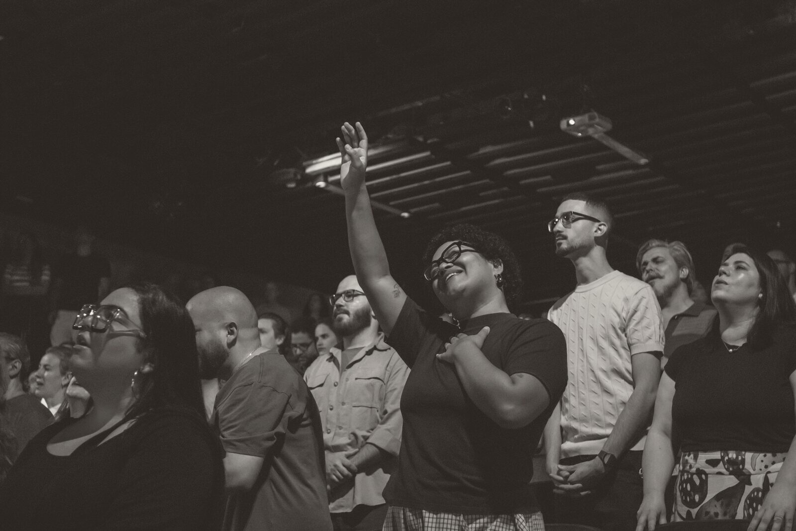 Congregação com as mãos erguidas ao alto